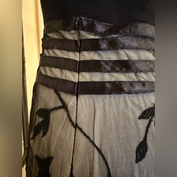 Rachelle Elegant Black Floral Embroidered Skirt - Picture 5 of 9